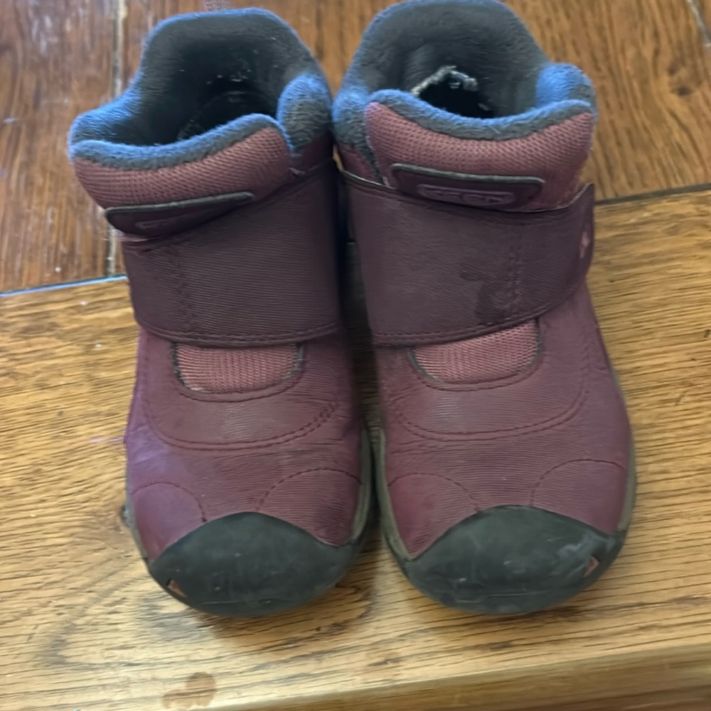 Keen size 10 purple waterproof boots. GUC. smoke and pet free home.